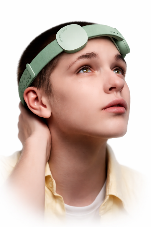 Persona con un sensor de actividad cerebral, explorando su respuesta al entorno.